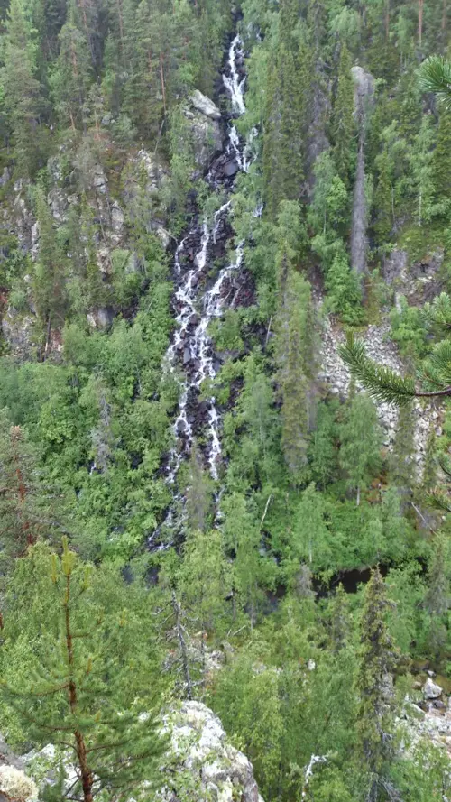 Vattenfall i Njietjagårsså-ravinen.