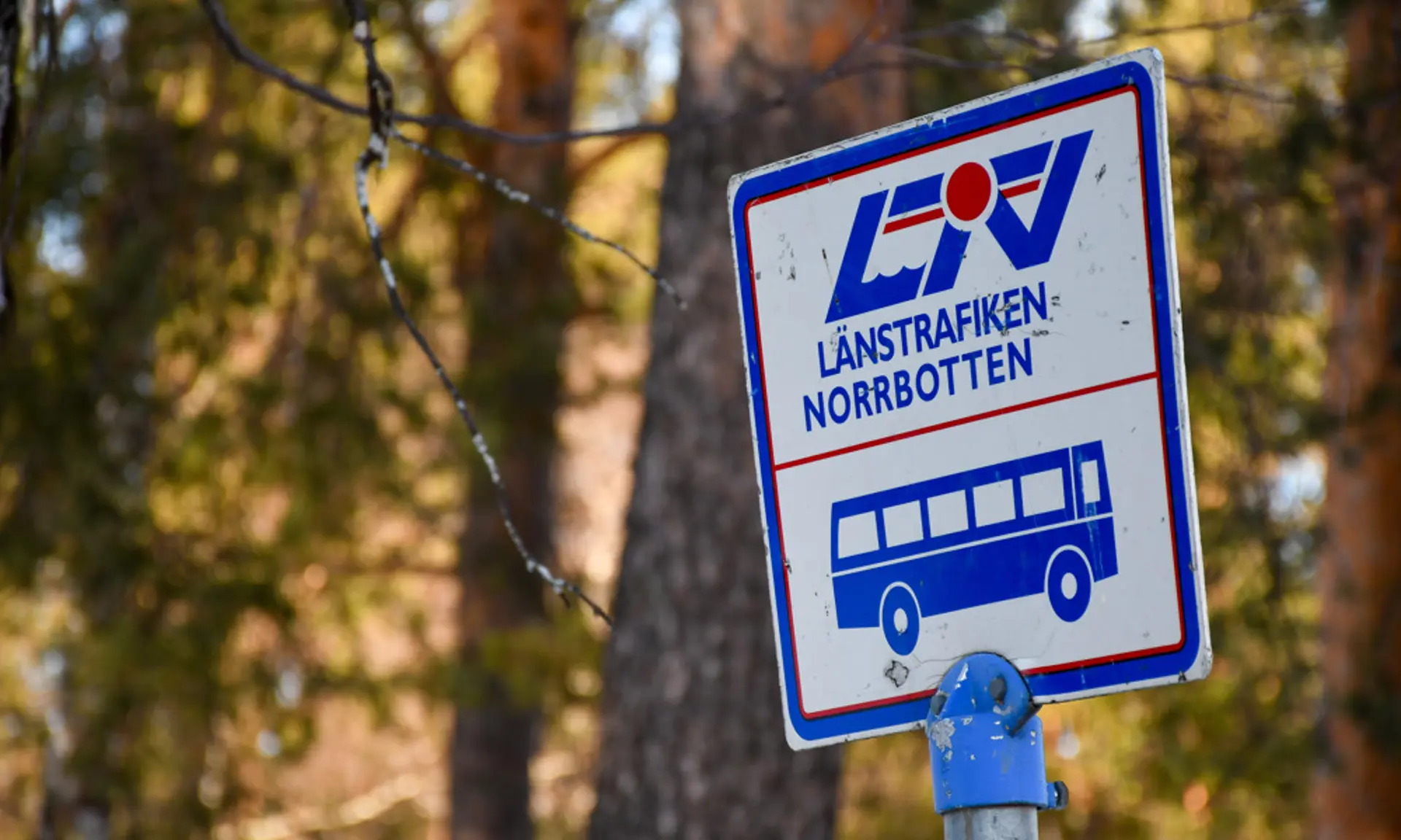 Foto av en skylt som visar busshållplats