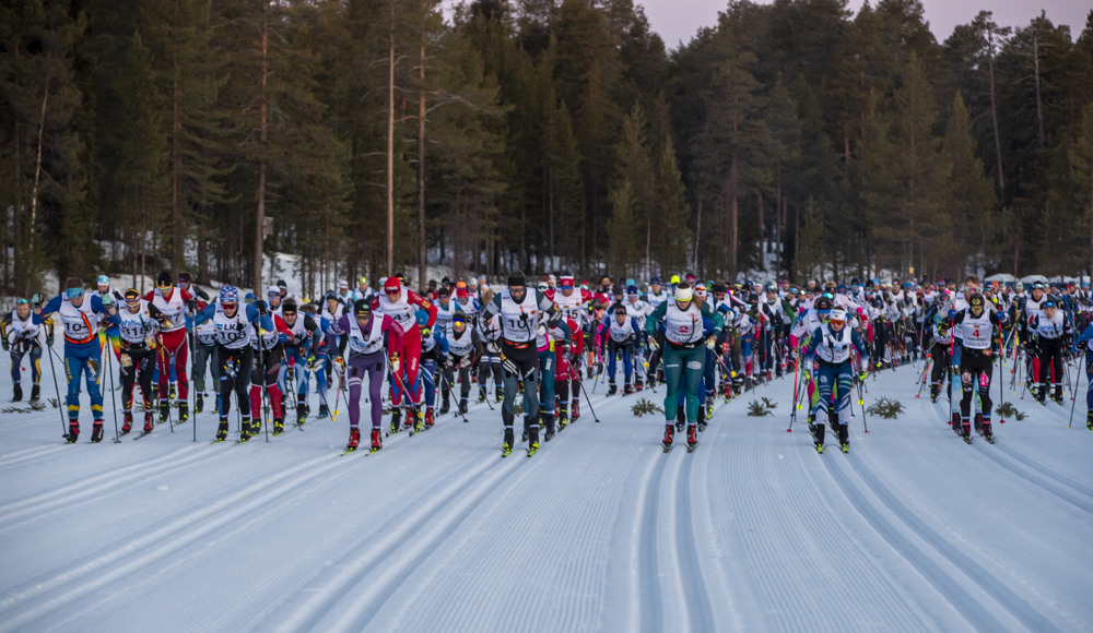 Många skidåkare redo att starta ett skidlopp