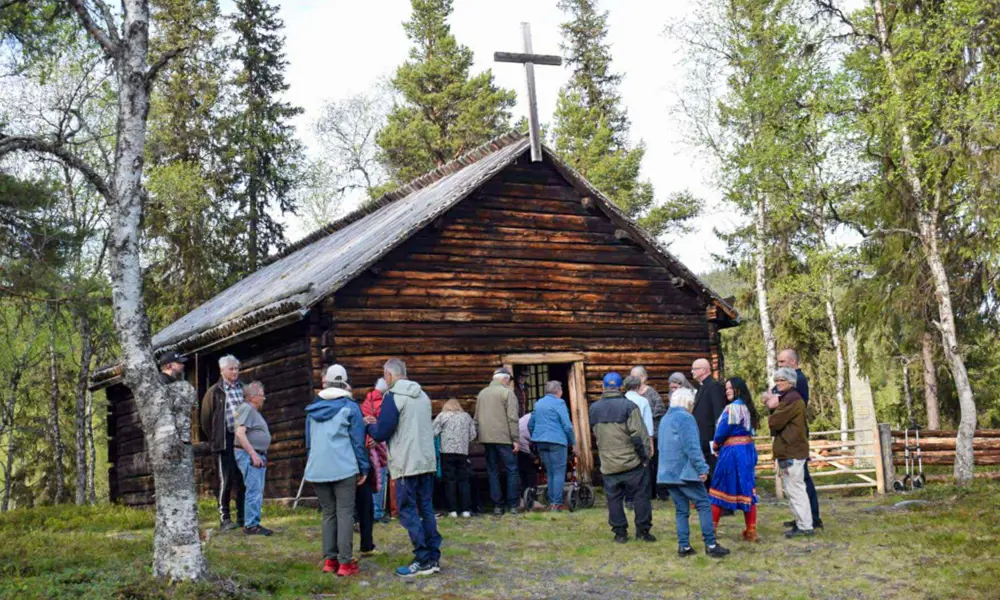 folksamling vid ett vatten