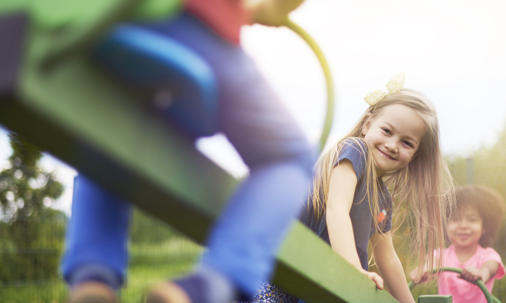 Barn som gungar gungbräda.