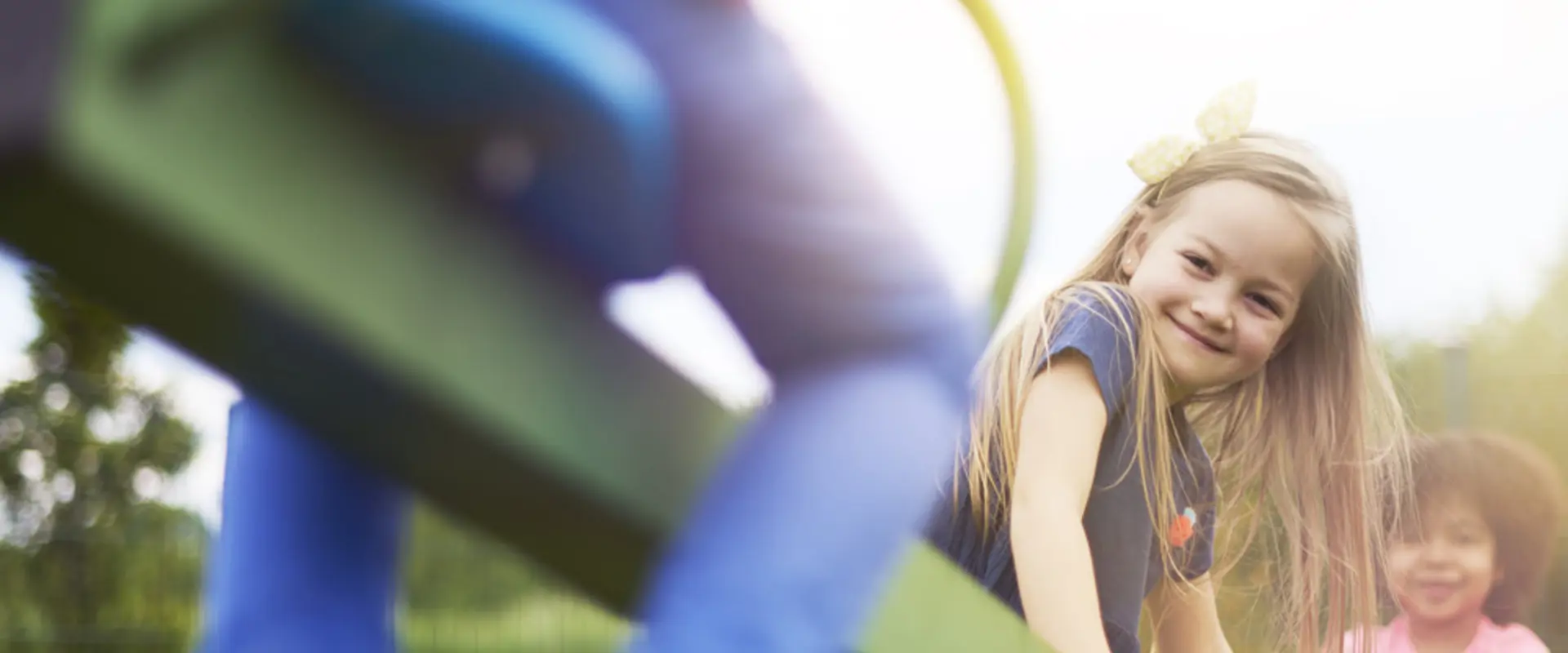 Barn som gungar gungbräda.