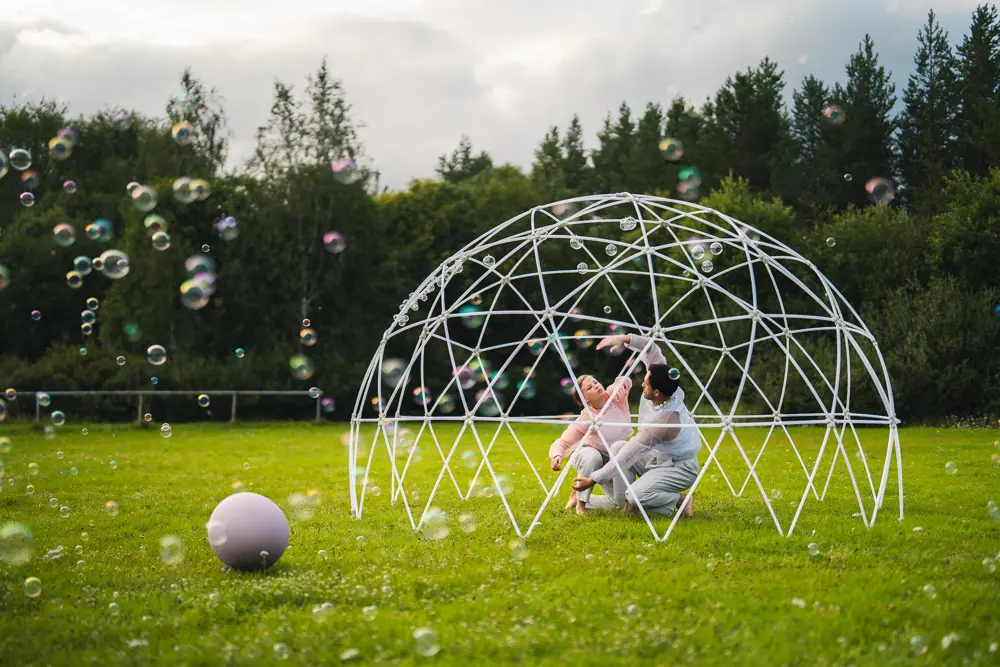 Bild från föreställningen Bubblan. BUBBLAN-dome. Foto Calle Lundqvist.