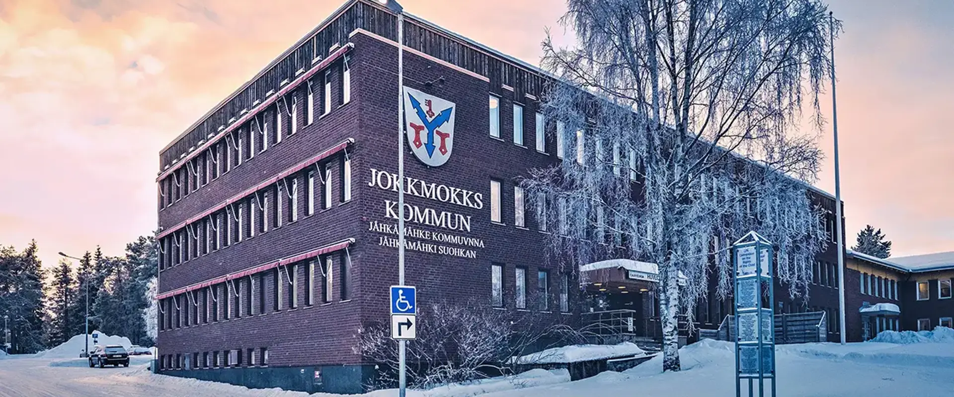 Jokkmokks kommunhus fasad. Vinterbild i gryningen.