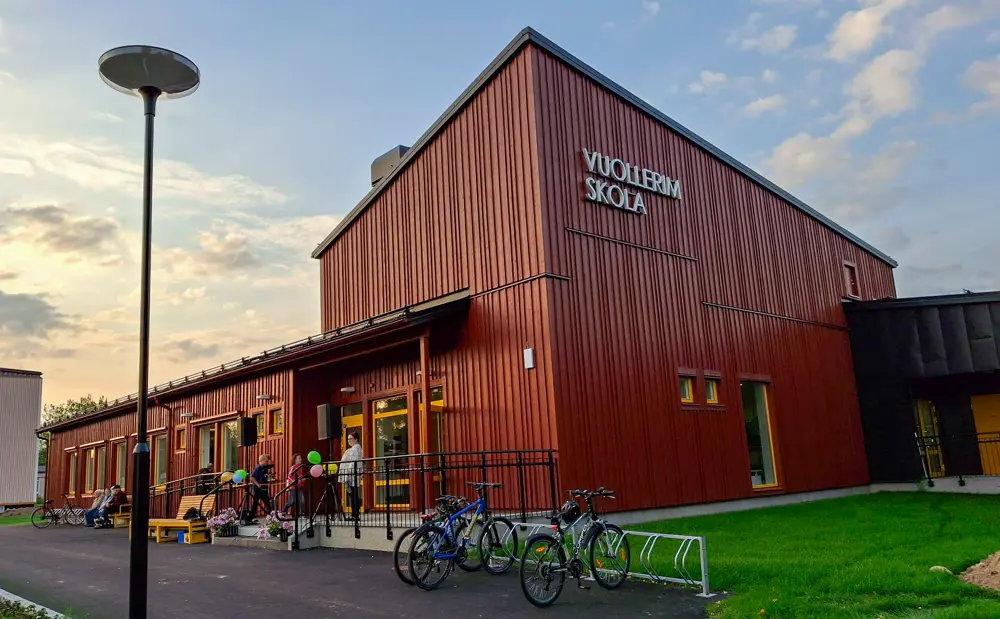 Husfasaden på nya skolan med ballonger