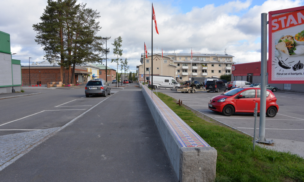 Asfalteringsarbete nattetid i centrala Jokkmokk