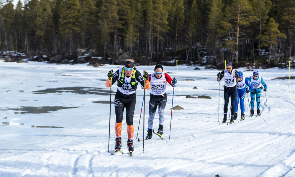 Skidåkare på ett skidspår.