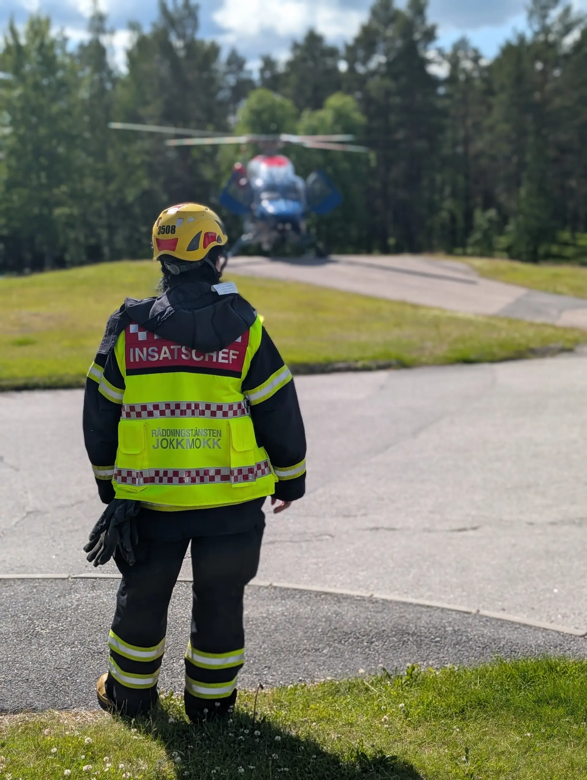Brandman vid helikopter