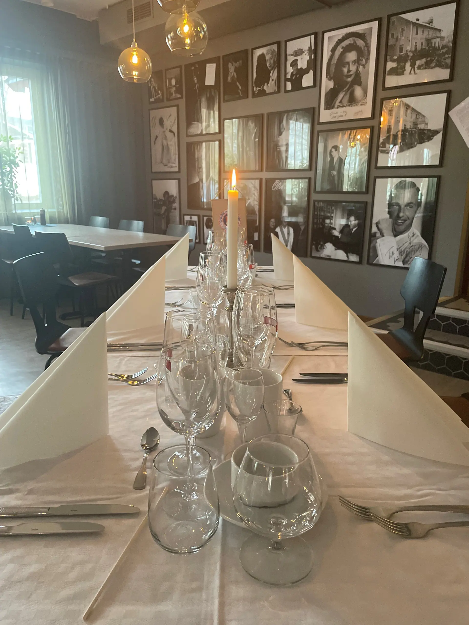 interiör restaurang. Dukat bord.