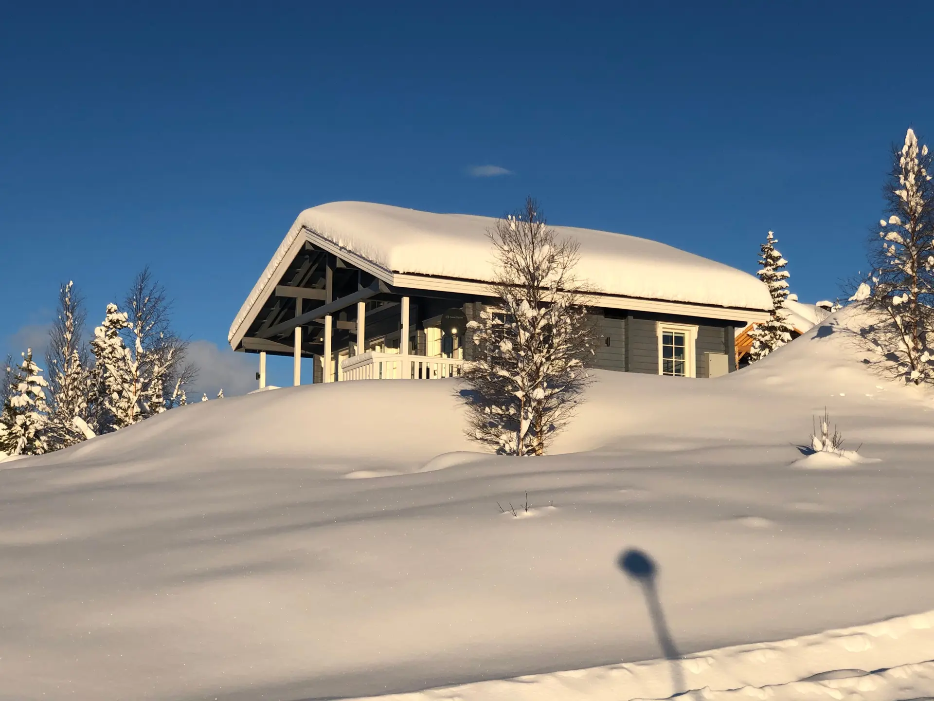 stuga i vintermiljö