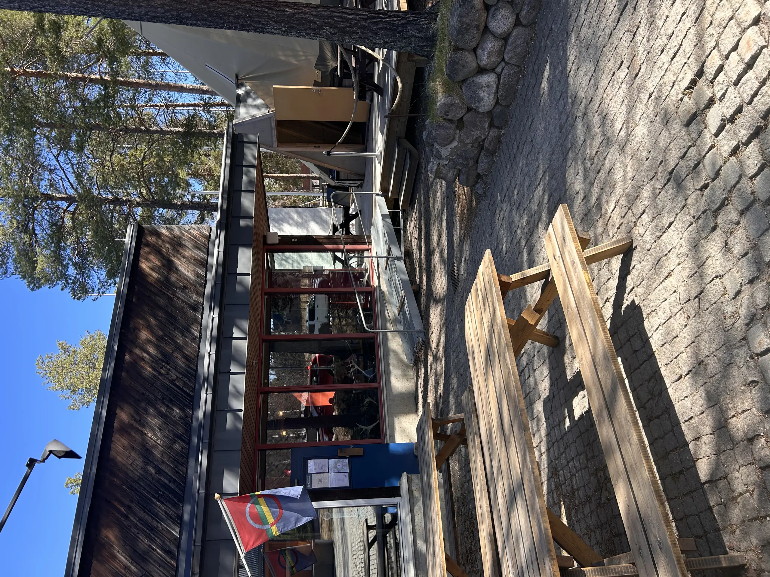 Exteriör restaurang med samisk flagga