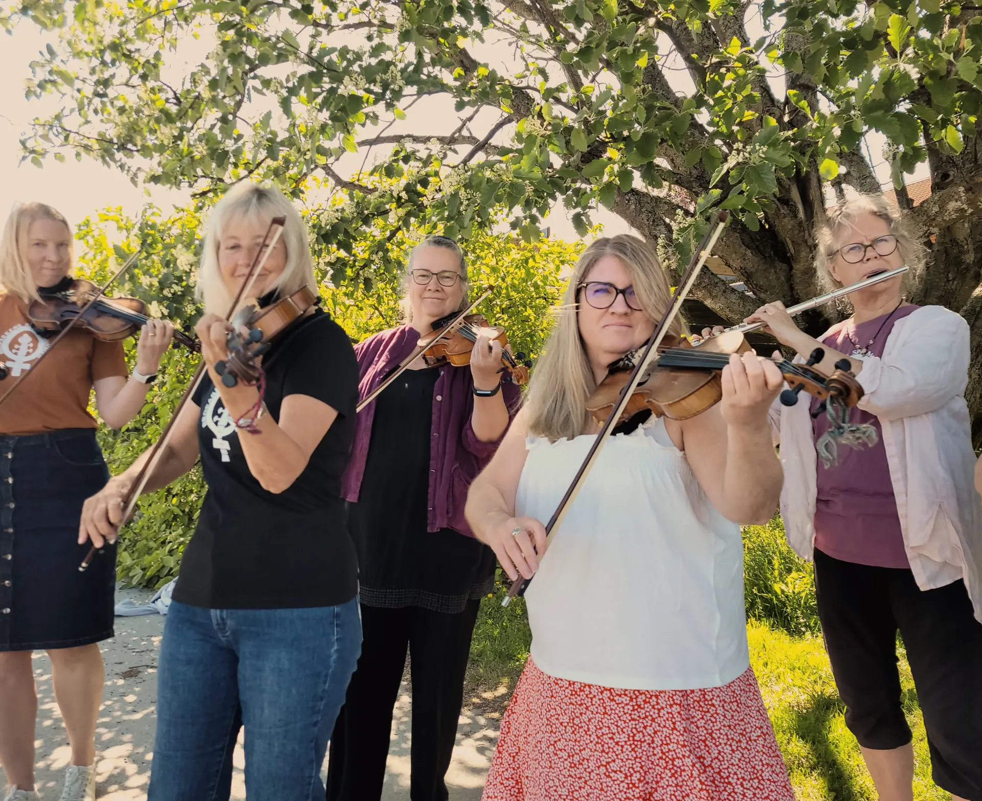 Foto: Musikgruppen Broparkens Spelmadammer spelar på midsommarafton