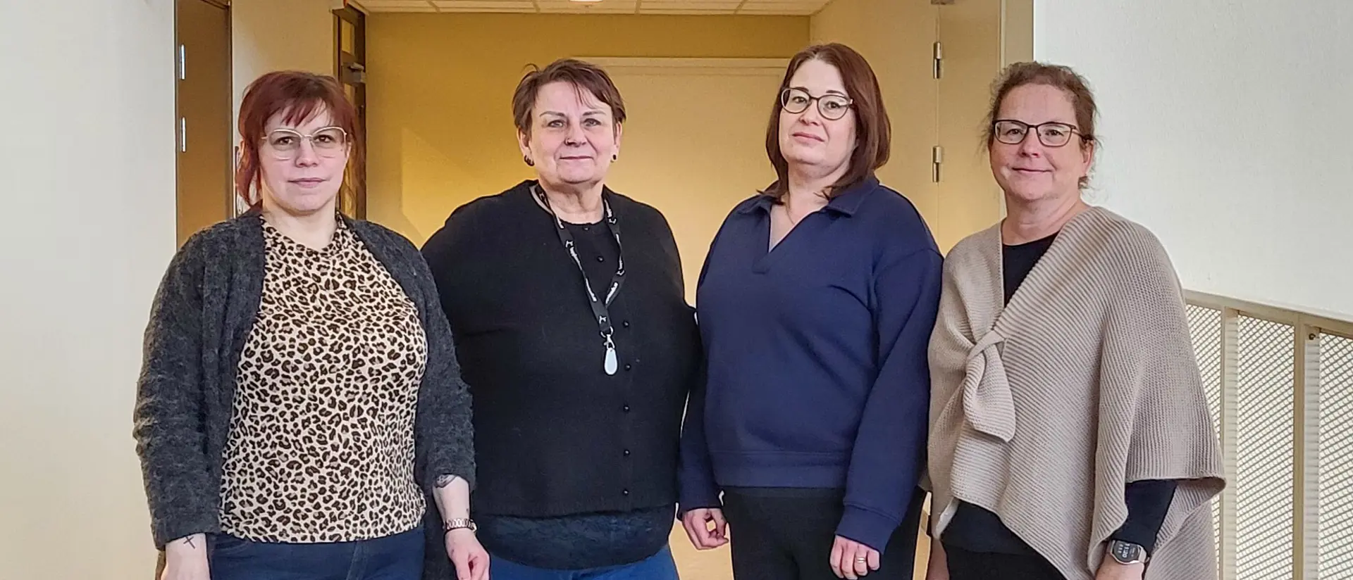 De fyra personliga ombuden står bredvid varandra