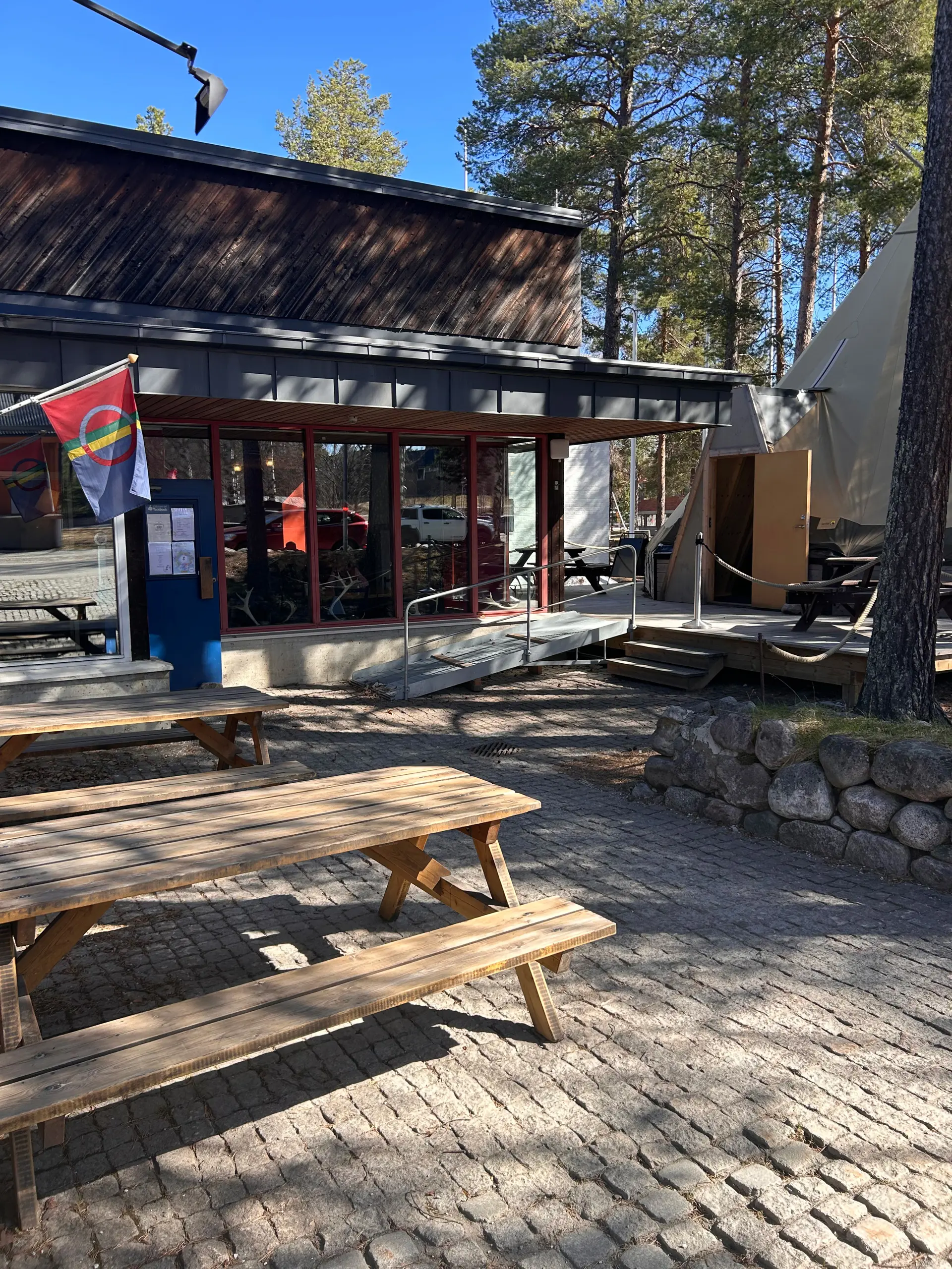 Exteriör restaurang med samisk flagga