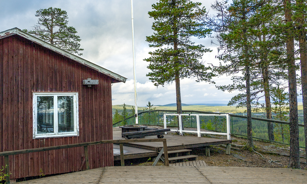 utsikt från berg. Röd byggnad.