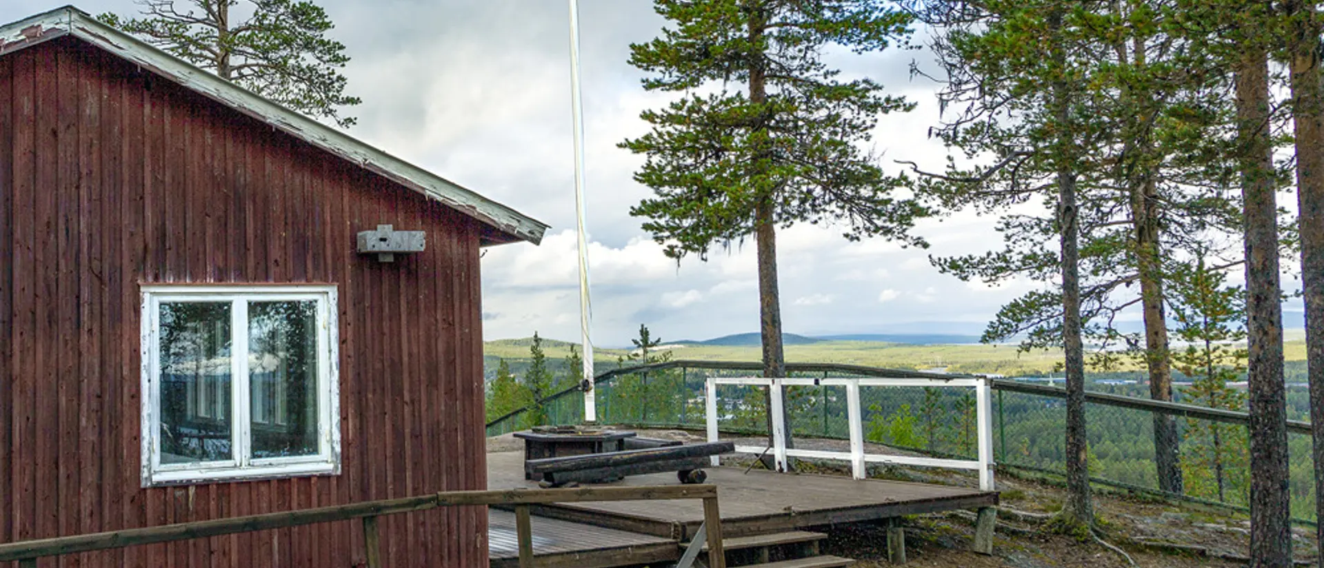utsikt från berg. Röd byggnad.