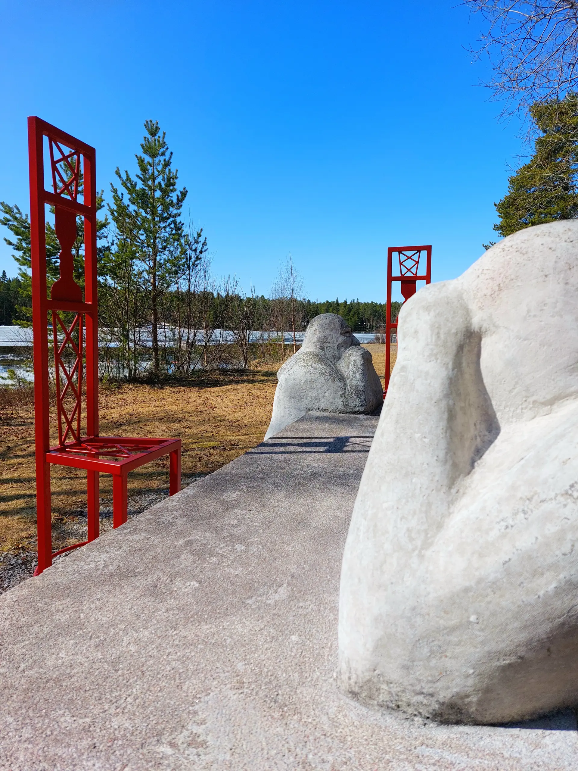 En av skulpturerna i den samiska skulpturparken vid Talvatis.