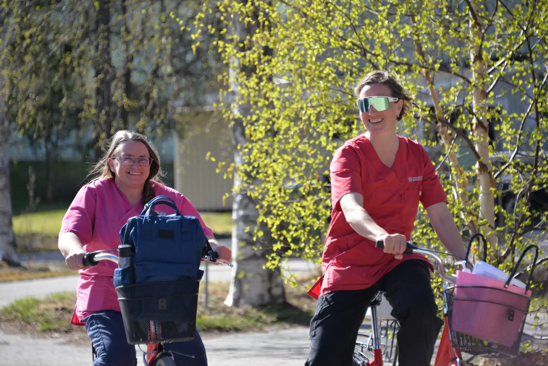 Två personal från hemtjänsten på cyklar